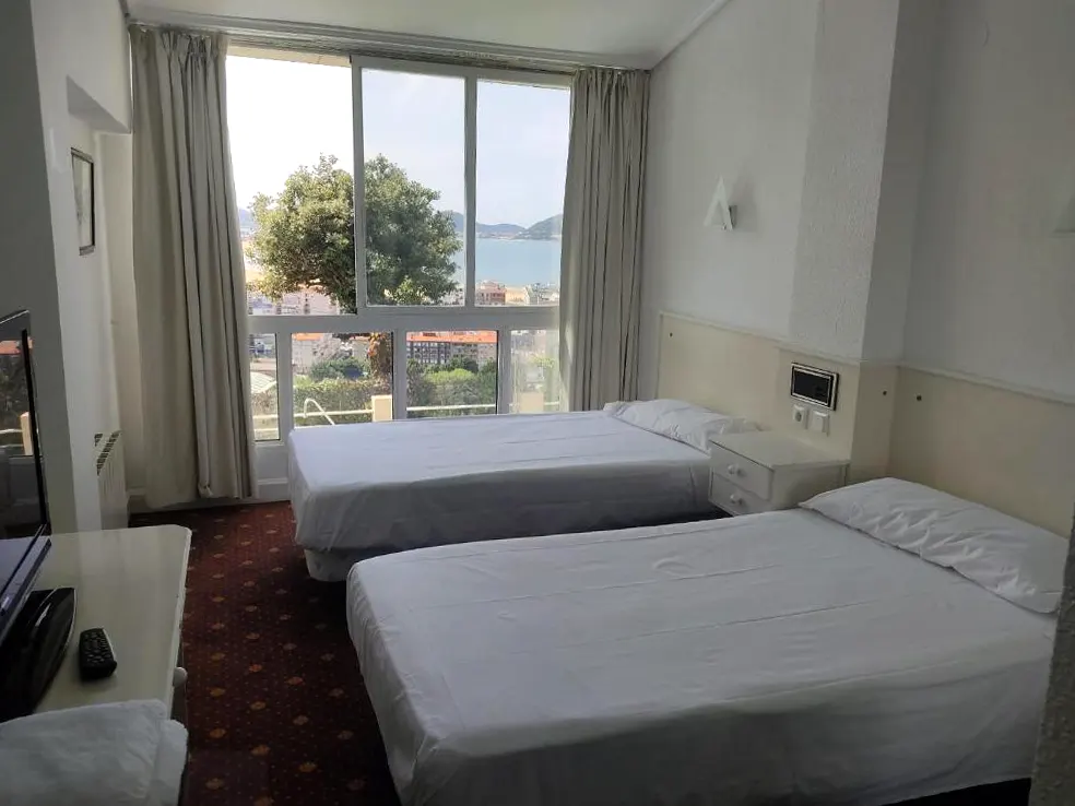 Habitacion doble con mirador con vistas al mar en Laredo