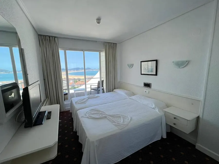 Habitacion doble con terraza con vistas al mar en Laredo